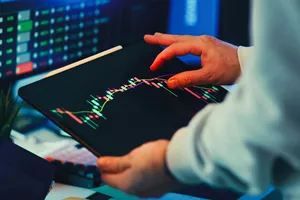 Taxarea excesivă a țigaretelor, corelată cu creșteri semnificative ale comerțului ilicit și pierderi de miliarde la bugetul de stat, potrivit unui nou raport