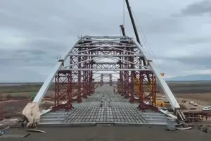 Autostrada Sibiu – Făgăraș avansează: A început montarea ultimului segment metalic al unui pod de pe Tronsonul 3