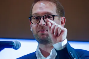 USR decide vineri dacă votează Guvernul Niculescu. Dominic Fritz se opune revenirii PSD la ministerele cu bugete mari