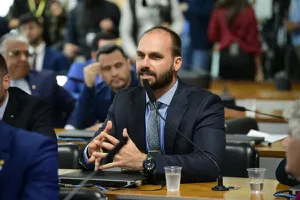 Mandat de arestare emis pe numele lui Eduardo Bolsonaro, fratele actualului candidat la președinție, Flávio Bolsonaro