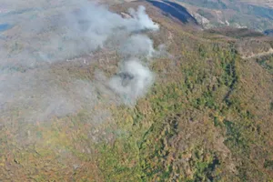Incendiile de pădure continuă în Caraș-Severin și Vâlcea. Trei elicoptere Black Hawk, mobilizate la Băile Herculane