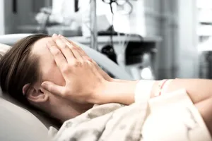 Pacienții oncologici s-ar putea pensiona la 60 de ani, indiferent dacă sunt în remisie. Proiectul depus de AUR