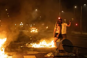 Protestele din Franța, ținta unui val de dezinformare online. Imagini vechi și videoclipuri generate cu AI, prezentate drept dovezi ale violențelor recente