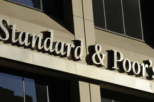 România așteaptă verdictul S&P privind ratingul de tară. Pericolul retrogradării în categoria „junk”