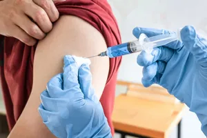 A început vaccinarea antigripală. Cine se poate imuniza gratuit și cât costă vaccinul pentru ceilalți