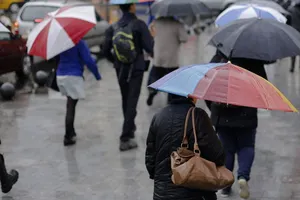 Vremea se răcește în România, iar ploile pun sud-estul țării sub Cod galben. Rafale de până la 90 km/h la munte
