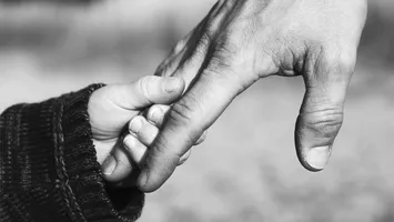 Ungaria renunță la restricția din era Orban în ceea ce priveşte adopţia de către cuplurile homosexuale