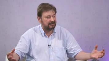 Ce șanse are premierul desemnat Luca Niculescu să treacă de Parlament. Politologul Cristian Pîrvulescu: „Un om care nu aparţine nimănui devine singurul nume pe care toţi îl pot accepta fără să piardă. Tocmai de aici vine însă slăbiciunea lui.”