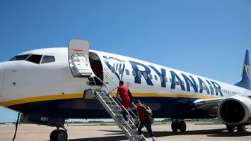 Momente de panică la bordul unui avion Ryanair. O femeia a leșinat, iar alta a făcut atac de panică după ce aeronava a rămas blocată la sol 5 ore