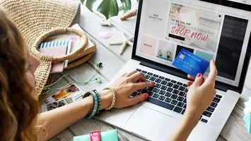 Încep reducerile de iarnă. Avertismentul ANPC pentru românii care se înghesuie la solduri