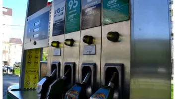 EXCLUSIV Au bubuit prețurile la carburanți. Cât costă benzina și motorina azi, 15 martie 2026. Românii cumpără masiv combustibil, își fac rezerve