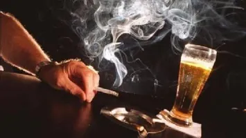 Românii alocă de aproape 13 ori mai mulți bani pe țigări și alcool decât pe educație