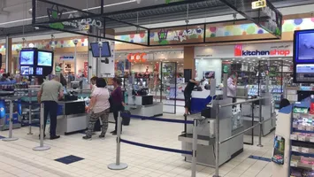 Tot mai mulți retailerii renunță la „self-checkout” și revin la casieri 