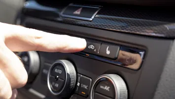 Butonul din mașină pe care șoferii nu știu să-l folosească. Când trebuie oprită recircularea aerului