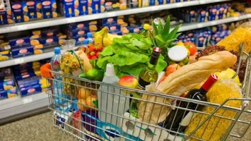 Oferte senzaționale la Kaufland, Lidl, Carrefour și Mega Image! Magazinele se întrec în reduceri, produsul nelipsit din bucătăria românilor costă doar  7,99 lei
