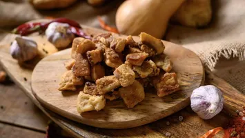 Jumări ca la bunica acasă. Ce trebuie să adaugi peste ele când le prăjești, așa devin gustoase și crocante