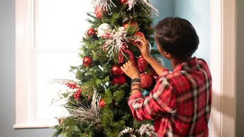 Când să împodobești bradul de Crăciun. Zilele din decembrie care îți poartă noroc la bani, așa atragi prosperitatea, liniștea și armonia în familie
