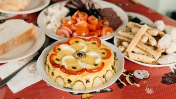 Cât timp se țin la frigider salata boeuf, lebărul sau toba. Specialiștii atrag atenția asupra mâncării care rămâne după Crăciun
