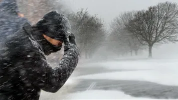 Anticiclonul de la Polul Nord face ravagii în România. Vântul suflă cu peste 100 km pe oră la munte, mai multe drumuri au fost blocate