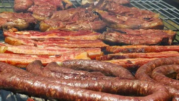 Cât costă micii, ceafa de porc și cârnații pentru grătar la LIDL, Kaufland și Auchan înainte de 1 Mai