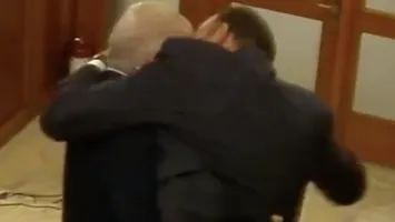 VIDEO cu bătaia liberală de la Parlament. Cum şi-au cărat pumni şi picioare Florin Roman și Dan Vîlceanu