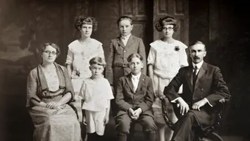 De ce oamenii nu zâmbeau niciodată în fotografii, în urmă cu 100 de ani. Care e motivul bizar