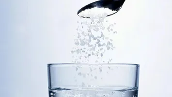 STUDIU: Ce se întâmplă dacă bem apă cu sare pe stomacul gol. Cercetător american: „Tremură, nu pot să gândească sau îi doare capul”