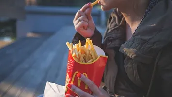 O fostă angajată McDonald’s dezvăluie secretul cartofilor prăjiți: „Nu mai defilați și ascultați-mă”