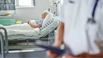 Cele patru lucruri pe care oamenii le spun cel mai des pe patul de moarte, potrivit unui celebru oncolog