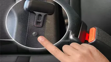 Butonul secret aflat pe centura de siguranţă care îţi poate salva viaţa în caz de accident auto. Puţini şoferi ştiu acest lucru!