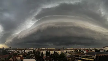 Cod roșu de furtuni și grindină. Vântul va sufla cu peste 90 km/oră