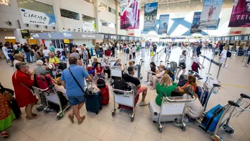 Un bărbat i-a pasat copilului său borseta cu 60.000 de dolari și 2000 de euro ca să treacă de control în Aeroportul Otopeni. Ce s-a întâmplat apoi cu banii