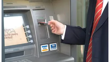 Lovitură dură pentru toți românii care au card. Băncile au băgat comisioane la propriile bancomate. Ce taxă percep Raiffeisen și ING