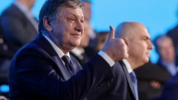 Crin Antonescu bagă şi el băţu’ şi distruge noul USL: „Coaliţia nu funcţionează. Dacă domnul Bolojan aşa, de suflet, este USR-ist, ceea ce eu susţin, nu a fost corupt, e de bunăvoie şi cu plăcere”