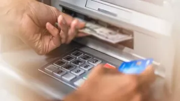 Nu face această greșeală la bancomat! Fiscul vine peste tine în casă, ce sumă de bani retrasă de la ATM alarmează autoritățile