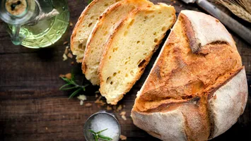 Pâine leneșă. Rețetă rapidă de pâine pufoasă fără frământare