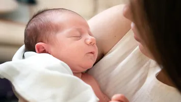 Stimulent financiar pentru nou-născuți 2025. Care sunt condițiile pentru a beneficia de ajutorul de la stat și când intră banii pe card