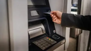 Câți bani pot să scoată românii de la bancomat în 2025. Care sunt noile limite