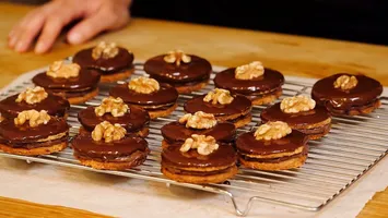 Rețetă originală de ișlere. Cum prepari cel mai iubit desert din cofetării