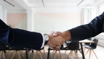 Compania care a vrut să-și înlocuiască angajații cu Inteligența Artificială face angajări