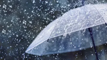 Zilele călduroase de vară se lasă așteptate. Meteorologii ANM anunță ploi și chiar ninsori în unele zone.