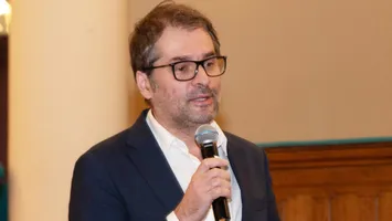 Cum protejează economistul Radu Georgescu banii familiei şi ai firmei sale. La ce bănci are conturi şi ce platformă utilizează pentru investiţii