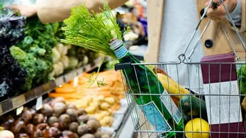 Regulă nouă la supermarket, se aplică de duminică! Ce sunt obligați să facă românii