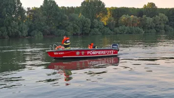Tragedie filmată pe Dunăre. Două persoane sunt date dispărute după ce barca lor a fost acroșată de o navă