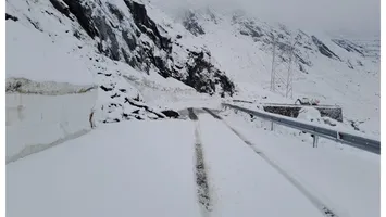 A nins pe Transfăgărășan. S-a depus un strat de zăpadă de zece centimetri. Când se redeschide cea mai spectaculoasă șosea din România