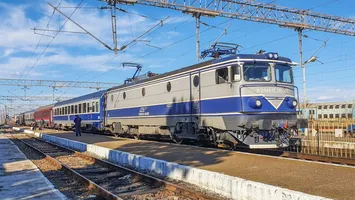 Şase persoane au fost rănite, după ce o locomotivă a lovit vagoanele în care se aflau, în gară