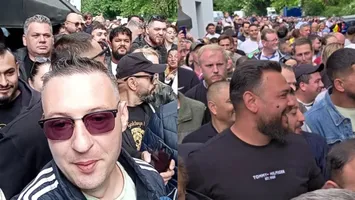 Românii stau la cozi să voteze în Diaspora. Mii de votanți se plâng că nu pot intra în secțiile de votare VIDEO