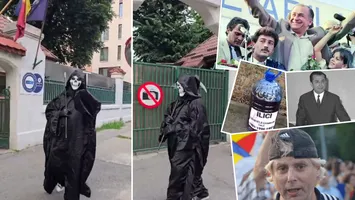 Glumă macabră! Derapaj intolerabil al activistului civic Marian Ceaușescu! Deghizat în „Moarte”, acesta a defilat prin fața spitalului în care este internat fostul președinte Ion Iliescu: „Nu ești de cuvânt, Ilici, nu mai vin după tine, mă duc după alții”