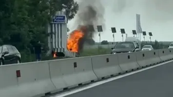 Accident grav pe DN1. O maşină a luat foc după ce a lovit o bornă kilometrică, şoferul rămânând blocat în vehicul