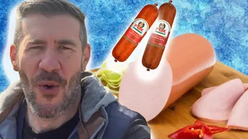 Ce ingrediente conține parizerul cu piept de pui de la Fox. Semnalul de alarmă tras de Dragoș Pătraru